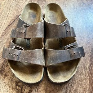 Birkenstock Arizona size 40, 8 men/9.5 women. Brown leather sandals.